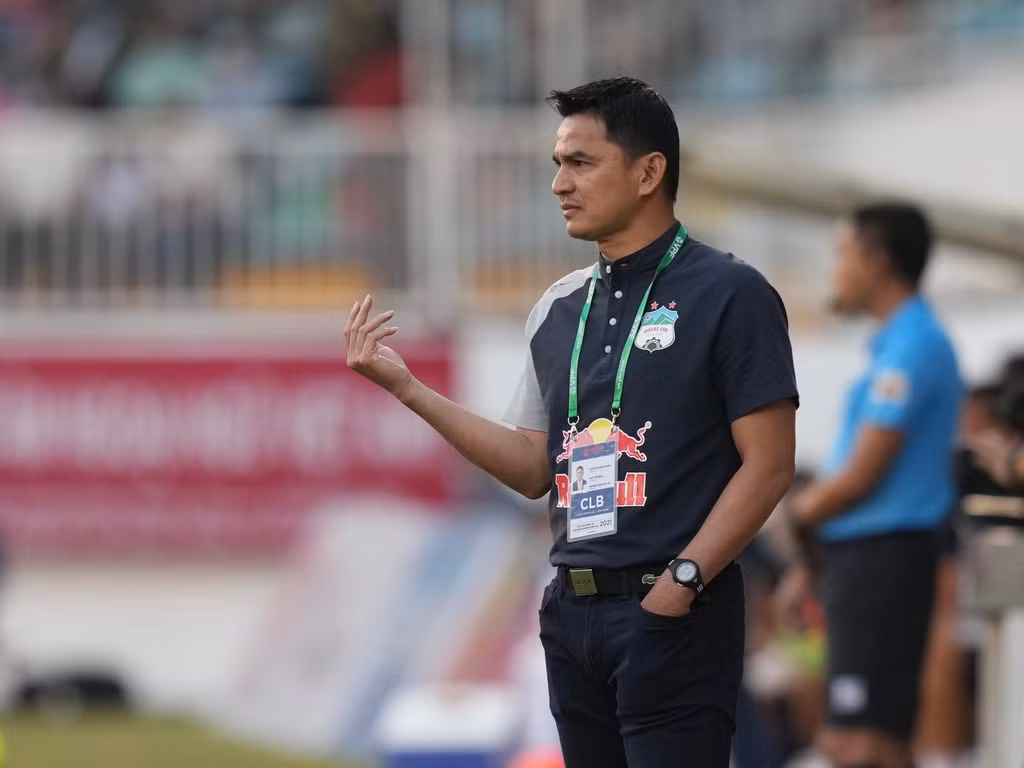 HLV Kiatisuk Senamuang cũng là một cái tên đáng được nhắc đến. Ông quá am hiểu bóng đá Việt Nam khi từng thi đấu và làm HLV ở V.League trong màu áo HAGL.