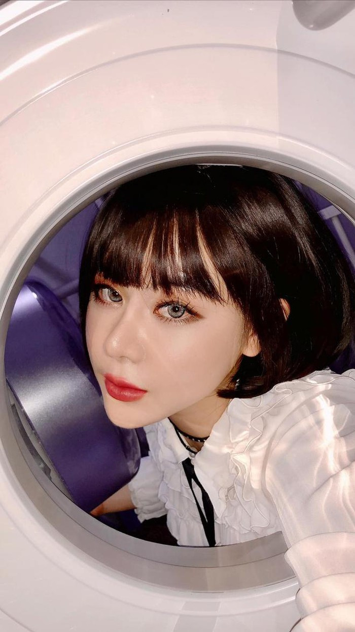 Nữ DJ đến từ Bến Tre được dân mạng khen sở hữu gương mặt sắc sảo, thân hình gợi cảm. Để giữ được vóc dáng như vậy, cô phải chăm chỉ tập gym, tuân theo chế độ ăn uống, sinh hoạt lành mạnh.