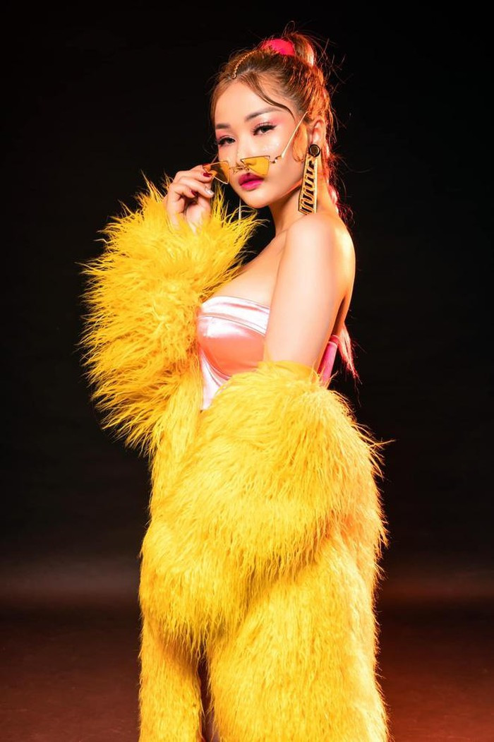 Với vẻ ngoài quyến rũ, nhan sắc xinh đẹp, Sunny luôn là nét chấm phá độc đáo của các sân khấu. Đến hiện tại, 9X đã “bén duyên” với nghề DJ hơn 8 năm. Ngoài ra, cô cũng là một vlogger, thường xuyên chia sẻ trải nghiệm du lịch, ẩm thực.