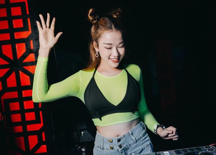 Được gia đình định hướng theo ngành công an, song Sunny lại chọn thi vào trường Sân khấu Điện ảnh TP.HCM để theo đuổi đam mê nghệ thuật.