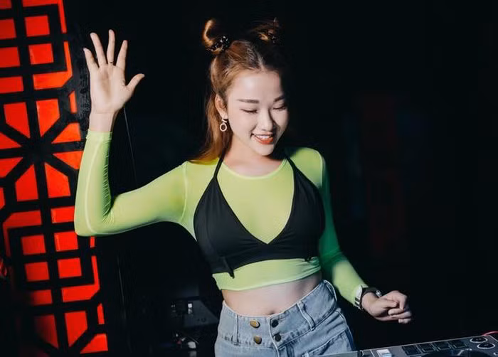 Được gia đình định hướng theo ngành công an, song Sunny lại chọn thi vào trường Sân khấu Điện ảnh TP.HCM để theo đuổi đam mê nghệ thuật.