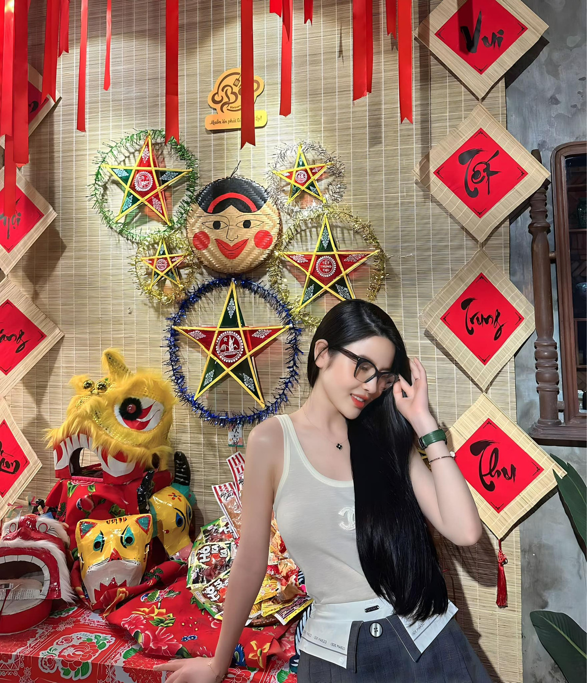 Chu Thanh Huyền cũng xuất hiện trong nhiều cột mốc sự nghiệp của Quang Hải. Trong thời gian chàng cầu thủ thi đấu ở Pháp, cô đã sang đây để tiện chăm sóc chàng cầu thủ.