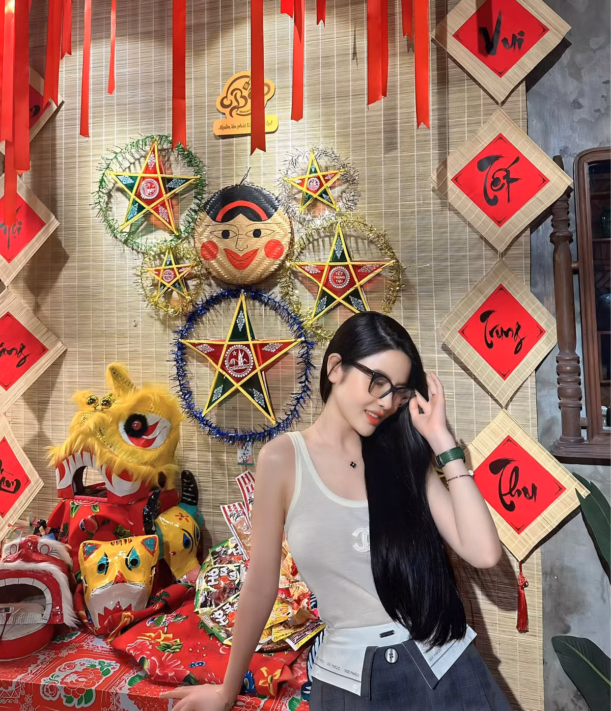 Chu Thanh Huyền cũng xuất hiện trong nhiều cột mốc sự nghiệp của Quang Hải. Trong thời gian chàng cầu thủ thi đấu ở Pháp, cô đã sang đây để tiện chăm sóc chàng cầu thủ.