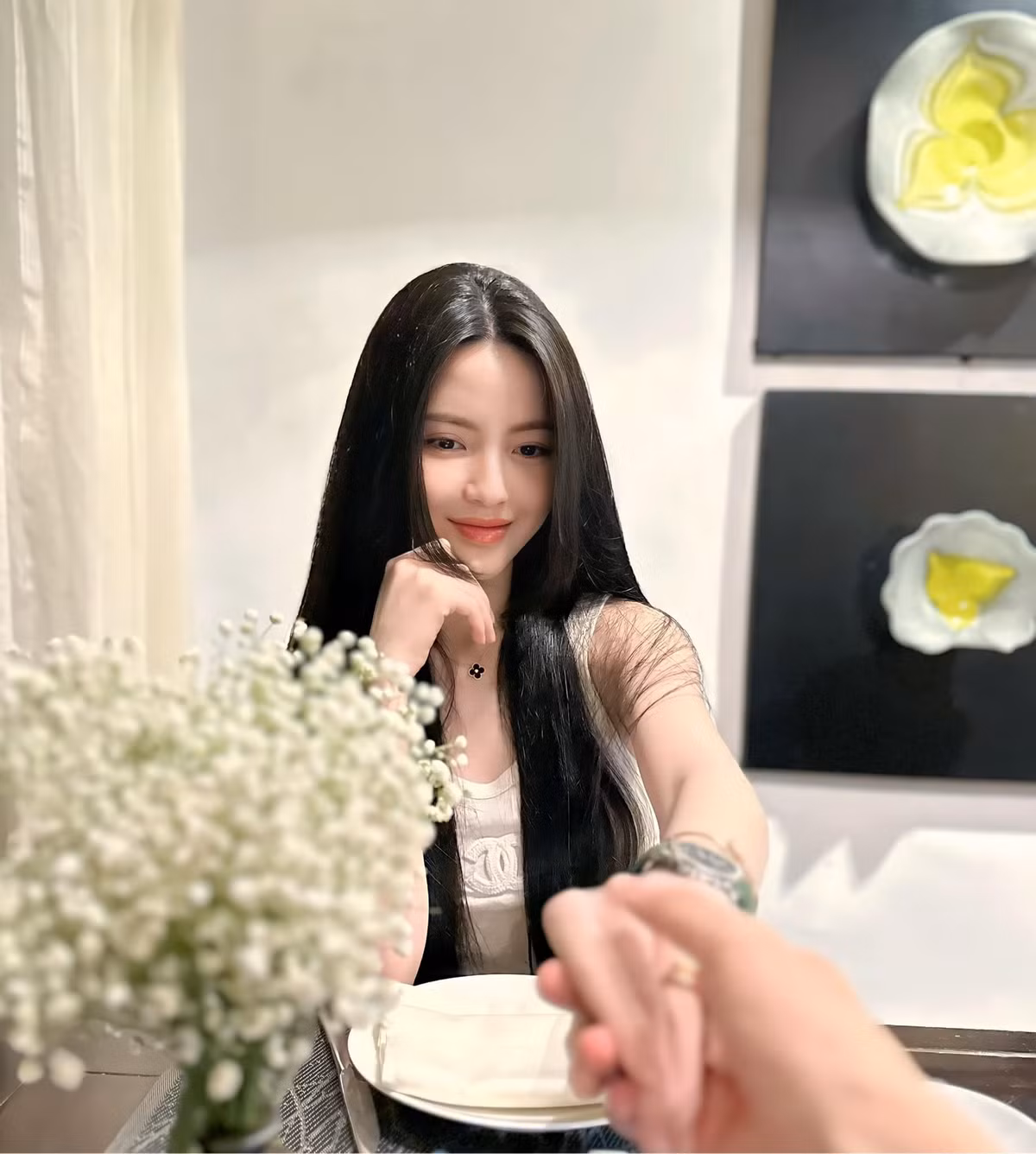 Theo những chia sẻ úp mở từ Chu Thanh Huyền, cô được bạn trai yêu thương và chiều chuộng từng ly từng tí. Ngoài những khoảnh khắc nắm tay hay tựa vai ngọt ngào, cô nàng còn đăng cả clip được người ấy đi tất, đi giày hộ.