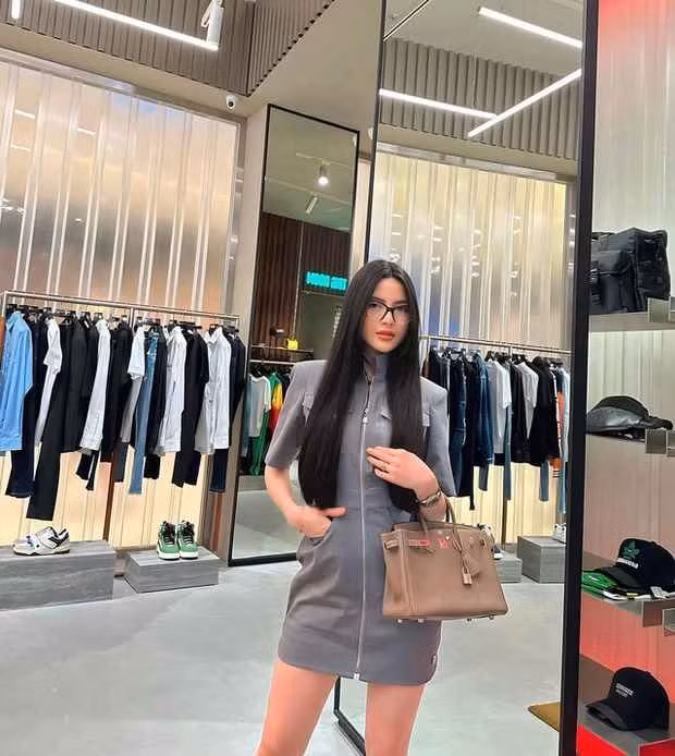 Từ thông tin trên trang cá nhân, Thanh Huyền đang bán hàng online với mặt hàng chủ yếu là mỹ phẩm.