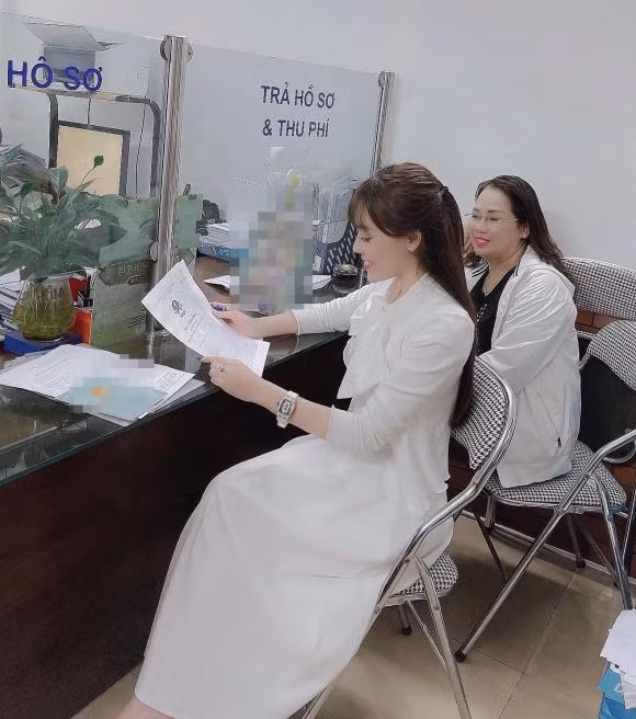 Âu Hà My viết: "Mùng 1 đi nhận ngôi nhà mang tên mình thành quả xứng đáng sau bao vất vả và nỗ lực cố gắng! Kết thúc năm Canh Tý thế này là rực rỡ rồi, cám ơn mẹ yêu vì luôn ở bên và động viên mọi quyết định của con gái".