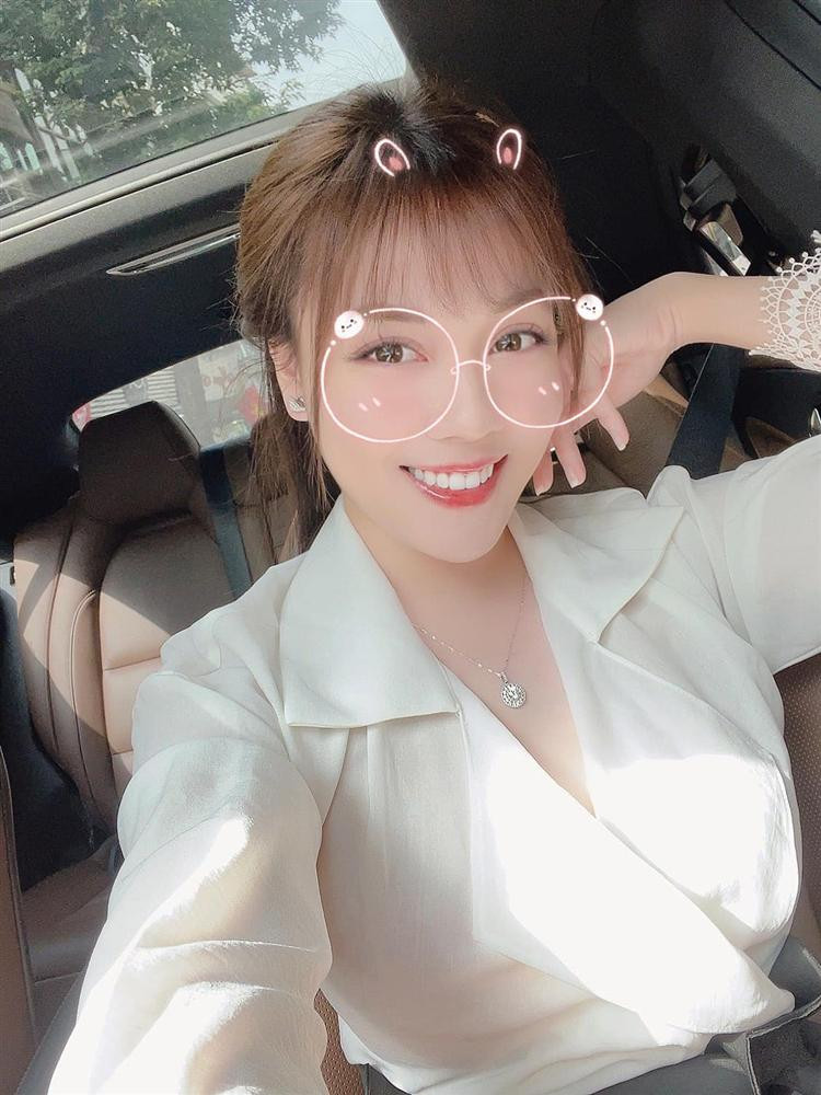 Vì ồn ào này, nữ giảng viên Âu Hà My cũng khóa trang cá nhân một quãng thời gian khá dài. Sau khi trở lại, cô chăm chỉ cập nhật hình ảnh từ thiện, lễ chùa. Gần đây, Âu Hà My cũng thường xuyên đăng ảnh đi dạy. Có thể thấy cuộc sống của nữ giảng viên đã hoàn toàn bình yên sau ồn ào.