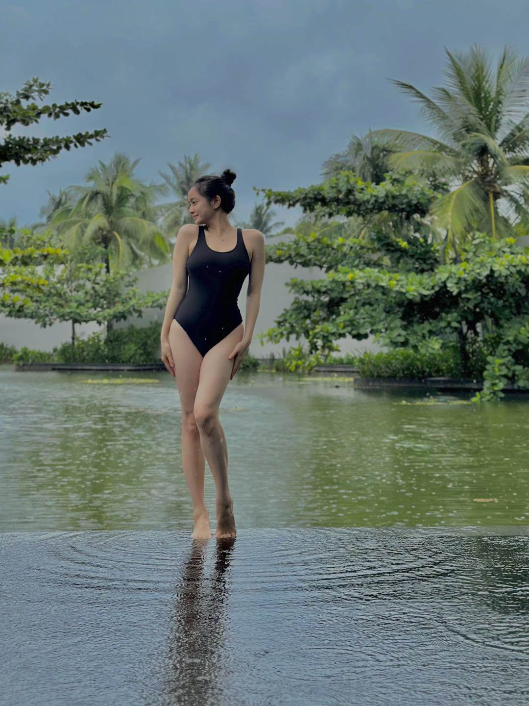 Trong những hình ảnh được trong phim, lẫn hình ảnh đi ra mắt, cinetown được chia sẻ trên mạng xã hội, Kaity Nguyễn còn thu hút sự chú ý của cộng đồng mạng nhờ nhan sắc, vóc dáng chuẩn đẹp.