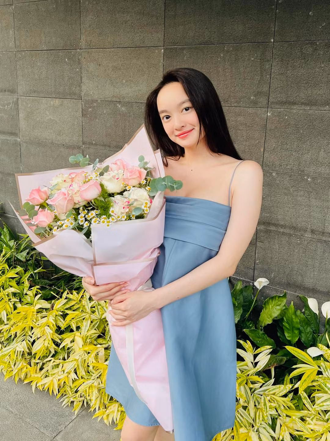 Ngoài ra, người đẹp cũng giữ thói quen uống một cốc nước chanh vàng ấm pha loãng vào bữa sáng - có tác dụng giảm cân, hỗ trợ hệ tiêu hóa và làm đẹp da.