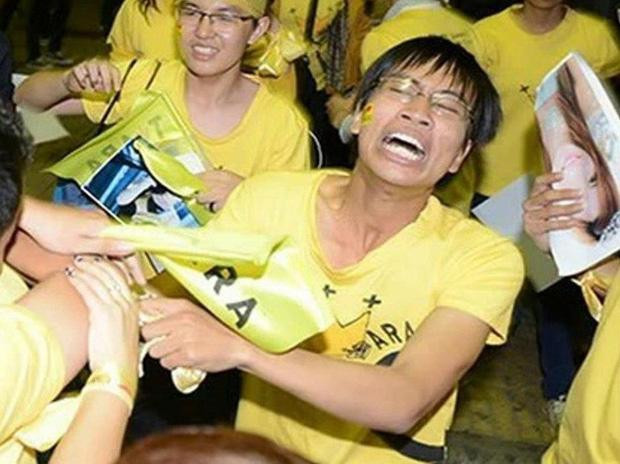 Nam sinh 9 nam truoc khoc ngat o Noi Bai vi gap than tuong gio ra sao?