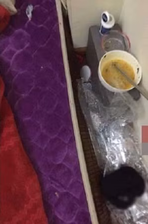 Ai ngờ được cô nàng hot girl lại có thể sống giữa căn phòng chăn gối bừa bộn, quần áo sạch bẩn lẫn lộn, bát đũa cả tuần không rửa và đặc biệt cô còn có thói quen trét bã kẹo cao su lên tường.