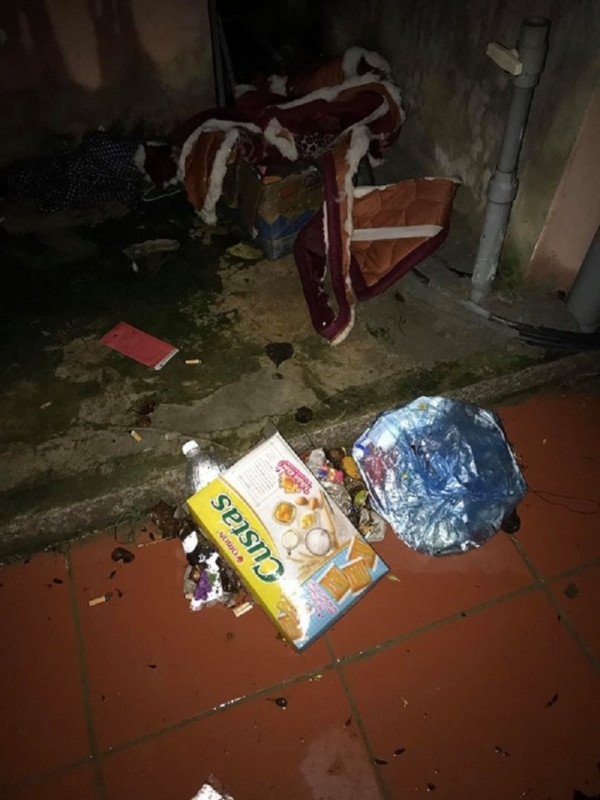 Từ nền nhà cho tới bồn rửa bát, từ trên giường cho đến khu bếp, nhà vệ sinh trong căn phòng của cô nàng hot girl đâu đâu cũng có rác.