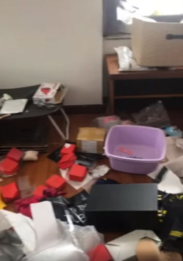 Tuy nhiên, ngay sau đó Ngân 98 lên tiếng giải thích và cho biết cô bị chủ nhà dàn cảnh hãm hại, tự lấy đồ đạc của cô ra bày bừa, quay clip và đăng lên mạng xã hội.