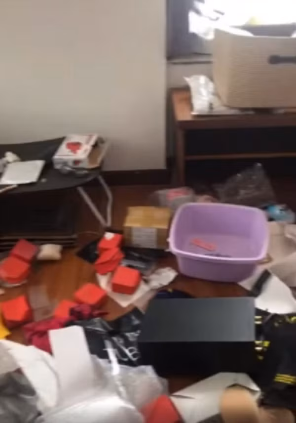 Tuy nhiên, ngay sau đó Ngân 98 lên tiếng giải thích và cho biết cô bị chủ nhà dàn cảnh hãm hại, tự lấy đồ đạc của cô ra bày bừa, quay clip và đăng lên mạng xã hội.