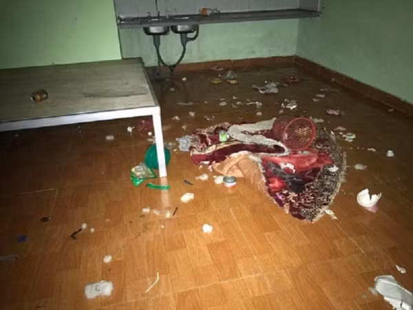 Nếu như không ai nói đây là phòng trọ thì có lẽ nhiều người sẽ nghĩ đây chính là… nhà rác công cộng.