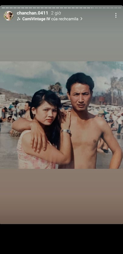 Thời đó, bố Xoài Non mặc vest xám bảnh bao thì mẹ nàng hot girl lại mặc váy cưới trắng đứng trên cầu, tà váy buông xuống cùng cách tạo dáng nghệ thuật.