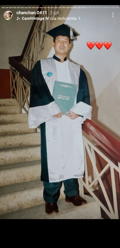 Ngoài ra, Xoài Non cũng khoe thành tích "khủng" của bố mình khi bố từng mặc áo cử nhân, tốt nghiệp Đại học Luật danh giá.