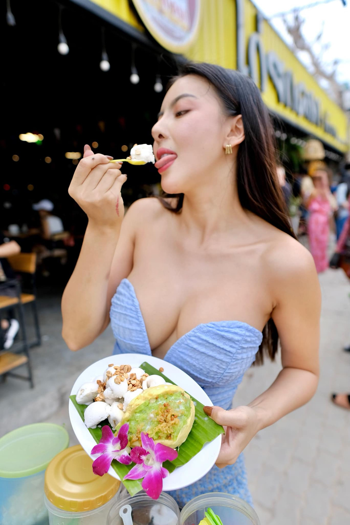 Song, Prez không phủ nhận, nhờ ngoại hình gợi cảm, nhà hàng của cô ngày một đông khách hơn trước rất nhiều.