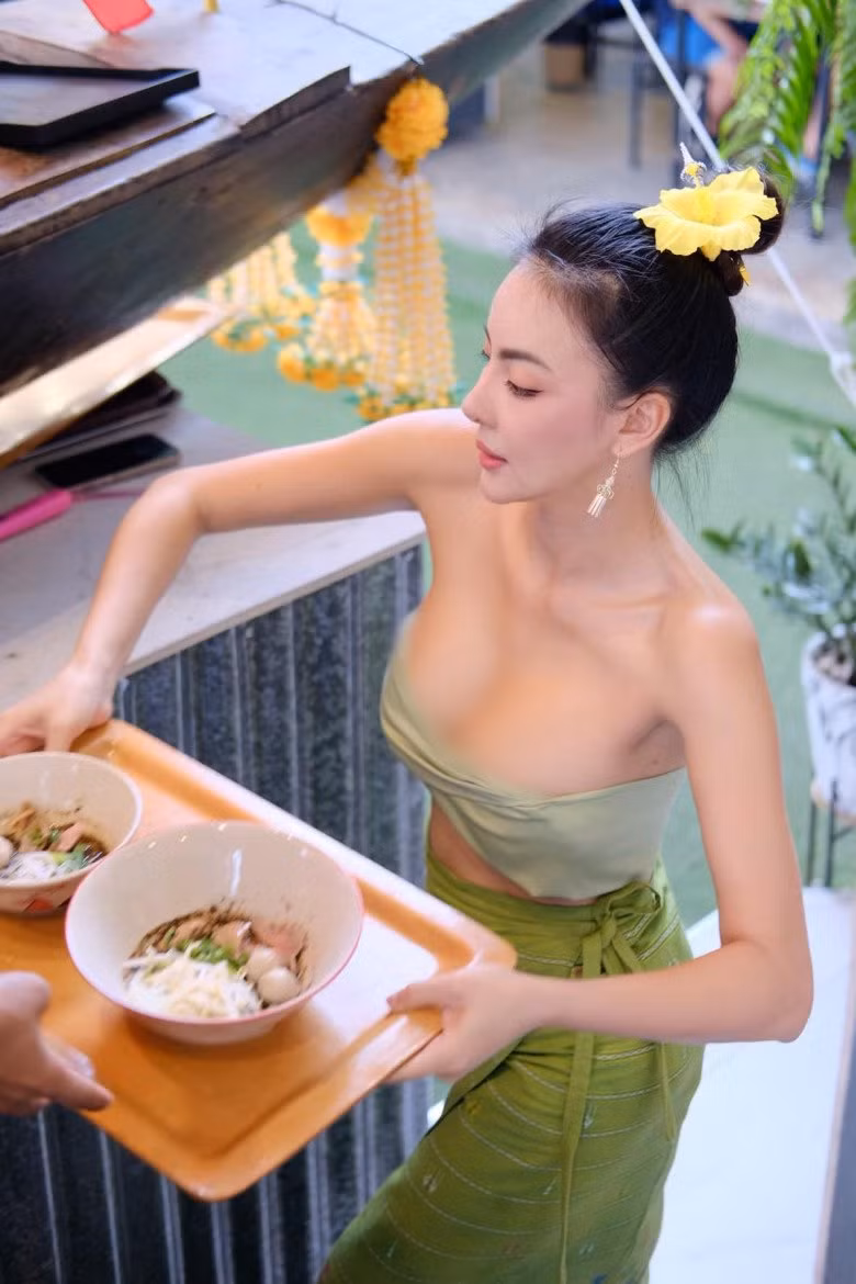 Được biết, cô chủ quán tên là Prez Naphakorn Jiraratthaphak, hiện tại đang là chủ nhà hàng Kai Yok Krok, chuyên nấu những món ăn chính thống của người Isan, đến từ tỉnh Udon Thani.