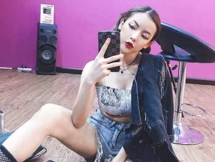 Dành cho những ai chưa biết, Khongchak bắt đầu nổi tiếng trên mạng xã hội Thái Lan từ năm 2014 nhờ đăng các clip nhảy và cover nhiều nghệ sĩ nổi tiếng, chủ yếu là Kpop, theo South China Morning Post.