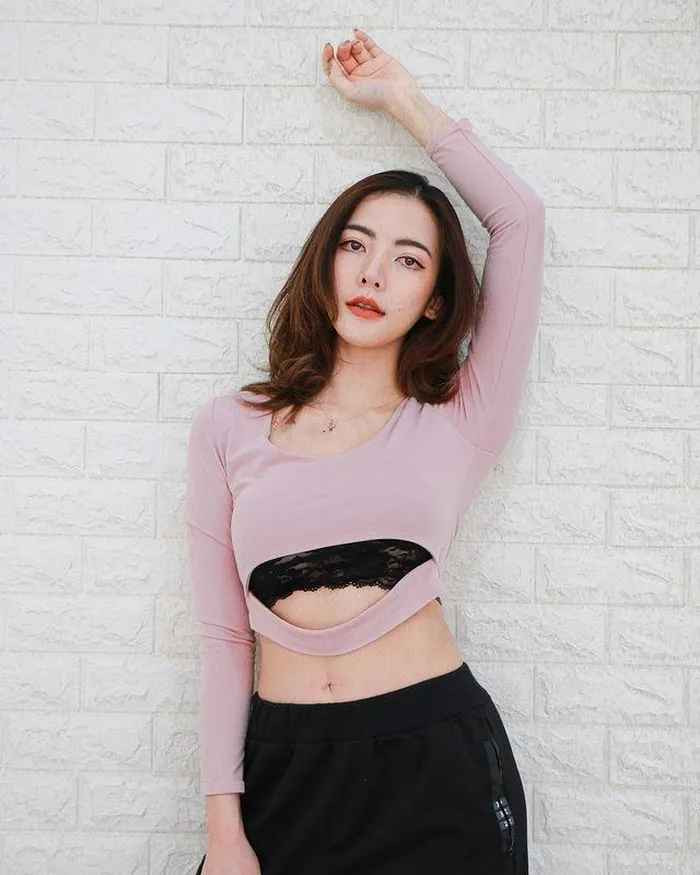 Trước khi là YouTuber, Khongchak còn ra mắt ở Hàn Quốc với 2 single So What và I’m Gonna Catch Ya.