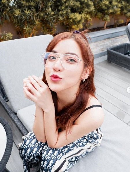 Tuy nhiên, gia đình chủ kênh Youtube xinh đẹp này bị cho là nhanh chóng phá sản, phải sang Malaysia sống một thời gian.