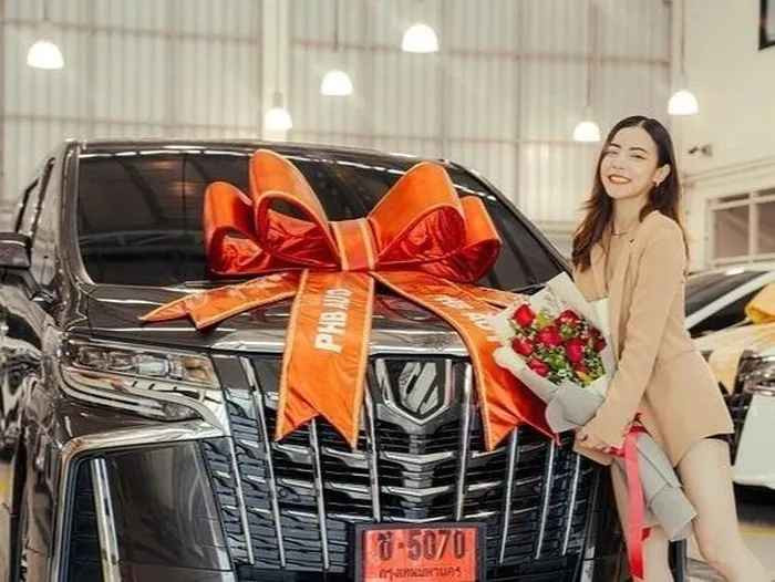 Theo News Unzip, Khongchak từng tham gia sự kiện âm nhạc Kcon Thailand 2019 và làm vũ công phụ họa trong một số bộ phim ngắn.