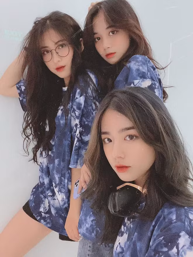 Được biết, những bức ảnh chụp bộ ba nữ sinh đẹp "hết phần người khác" được thực hiện trong ngày hội tư vấn tuyển sinh hướng nghiệp 2020 diễn ra cách đây ít lâu.