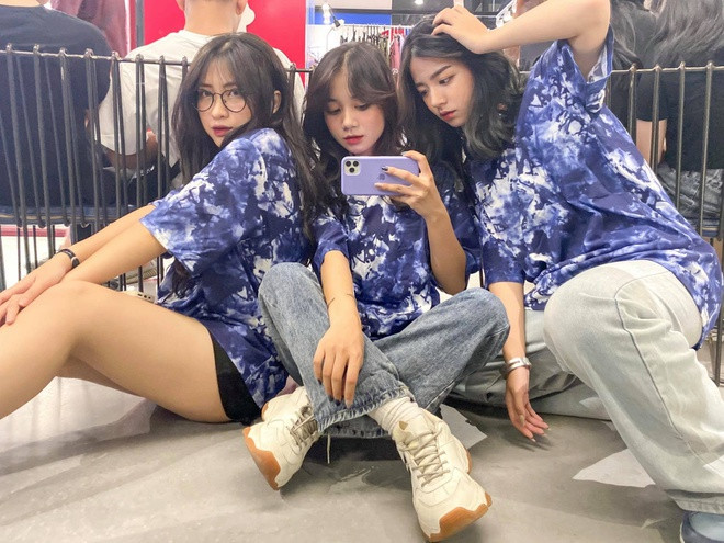 Bức ảnh chụp chung check-in của 3 người cũng nhanh chóng được chia sẻ trên một số diễn đàn mạng. Nhiều người còn đùa những đàn chị xinh xắn này chính là “động lực” cho nhiều học sinh thi vào trường.