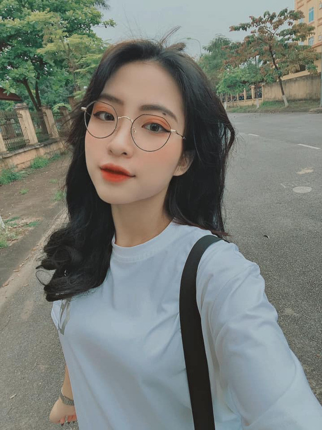 Nhờ vẻ ngoài khả ái, Lan Hương cũng là mẫu ảnh quen mặt với nhiều nhãn hàng. Cũng từ đó, cô bạn có nguồn thu nhập khi còn ngồi trên ghế nhà trường.