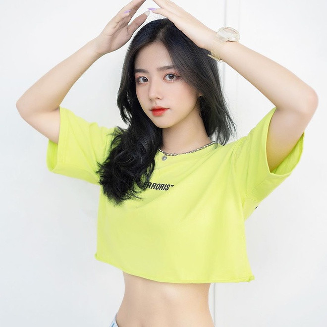 Phan Hằng sở hữu Instagram @cas.naf với lượt theo dõi hơn 200 người. Cô bạn này cũng là gương mặt được diễn đàn trai xinh, gái đẹp của NEU gọi với danh xưng “nữ thần thế hệ mới”.