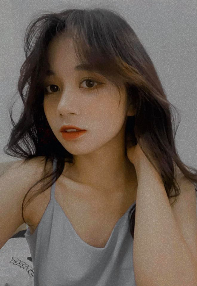 Em út của bộ ba nữ sinh gây bão mạng thời gian qua có tên Lan Hương. Cô bạn này hiện là học sinh lớp 12 trường THPT Yên Lãng, Hà Nội.