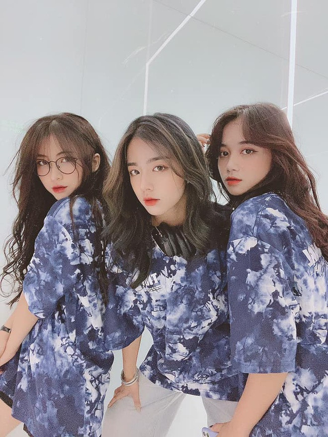 Theo tìm hiểu, bộ ba nữ sinh gây bão mạng xã hội này gồm Phan Thị Minh Hằng (Phan Hằng, sinh năm 2000, ngoài cùng bên phải), Đoàn Triệu Diệu Anh (giữa, sinh năm 2001) và Nguyễn Thị Lan Hương (sinh năm 2002).