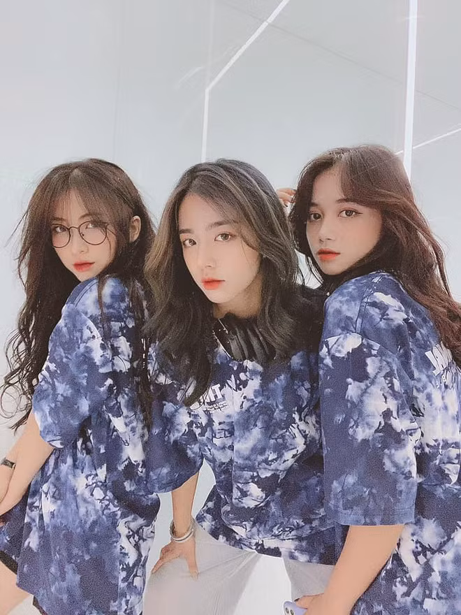 Theo tìm hiểu, bộ ba nữ sinh gây bão mạng xã hội này gồm Phan Thị Minh Hằng (Phan Hằng, sinh năm 2000, ngoài cùng bên phải), Đoàn Triệu Diệu Anh (giữa, sinh năm 2001) và Nguyễn Thị Lan Hương (sinh năm 2002).