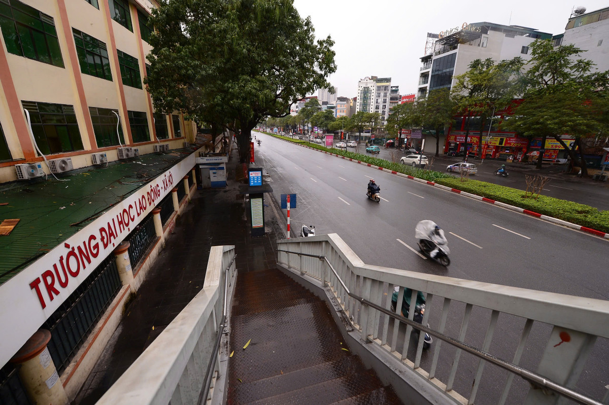 Đoạn đường Nguyễn Chí Thanh chỉ lác đác người qua lại trong chiều 27 Tết.