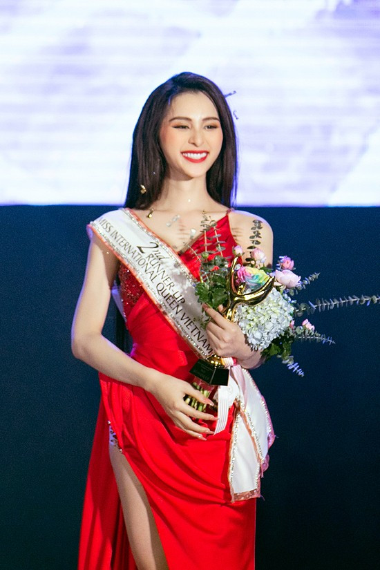 Bên cạnh đó, Tường Vi cũng đang "tích cực" tập luyện ở các phòng gym để cùng hội gái xinh tham gia "đại chiến bikini" trên MXH.