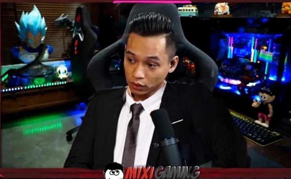 Trước đó, khi bị chỉ trích vì việc nói bậy trên stream, Độ Mixi bất ngờ bị chế ảnh mặc vest ngồi livestream.