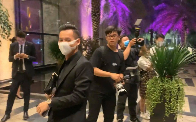 Đi đám cưới Xemesis và diện thử áo vest của Bụt là nguồn cơn khiến Độ Mixi nổi hứng muốn "tậu" vest.