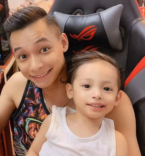 Những livestream của Độ Mixi thu hút hàng ngàn người theo dõi mỗi khi lên sóng, không chỉ bởi cách nói chuyện dễ gần mà còn đến từ việc khẳng khái của anh.