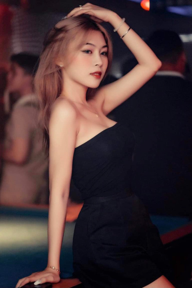 Sự khác biệt đó khiến Khánh An trở thành tâm điểm soi mói của bạn bè suốt cả tuổi thơ. Hot girl chuyển giới vẫn nhớ những ánh mắt tò mò ấy, những lời thì thầm to nhỏ mỗi khi cô lướt qua, những câu nói miệt thị gọi cô là “bê đê”, “bóng lộn”…