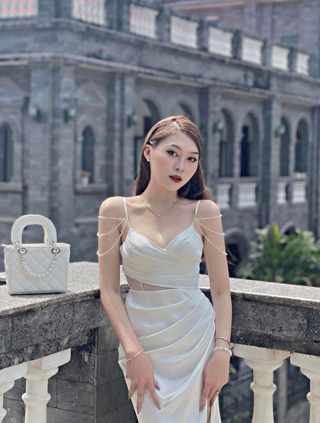 Bước ngoặt lớn nhất trong cuộc đời Khánh An là khi cô nhận ra, mình đã thích một người. “Năm học cấp 3, mình phải lòng một bạn nam cùng trường. Trong mình có một khát khao rất lớn là yêu và được yêu như một người bình thường. Mình can đảm tỏ tình nhưng bạn ấy từ chối. Đó cũng là lúc mình biết, mình cần phải thay đổi”.