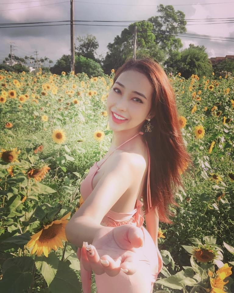 “Với chuyện phẫu thuật chuyển giới thì mỗi người có một cảm xúc khác nhau. Riêng mình, dù đau đớn đến mấy nhưng để được làm con gái, mình sẵn sàng nuốt nước mắt vào trong. Cảm giác lạnh sống lưng khi nằm trên bàn mổ, cảm gác hạnh phúc khi ca phẫu thuật thành công mình đều nhớ rất rõ. Những ngày tập đi đau buốt, những lần vết thương rỉ máu, sưng tấy, những cơn đau tưởng chừng không bao giờ chấm dứt… mình đều vượt qua được. Đó thực sự là cả một hành trình chiến đấu để tìm lại bản thân mình”, Khánh An tâm sự.