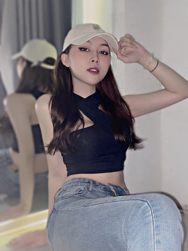 Khi còn là một cậu trai gầy yếu, Khánh An mang tên Thế Anh. Cô nhận ra bản thân khác biệt từ thuở nhỏ, luôn thích chơi những trò chơi nhẹ nhàng cùng các bạn nữ, thích mặc váy và phấn son.