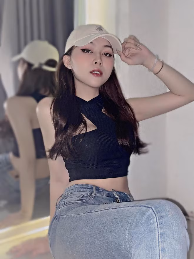 Khi còn là một cậu trai gầy yếu, Khánh An mang tên Thế Anh. Cô nhận ra bản thân khác biệt từ thuở nhỏ, luôn thích chơi những trò chơi nhẹ nhàng cùng các bạn nữ, thích mặc váy và phấn son.