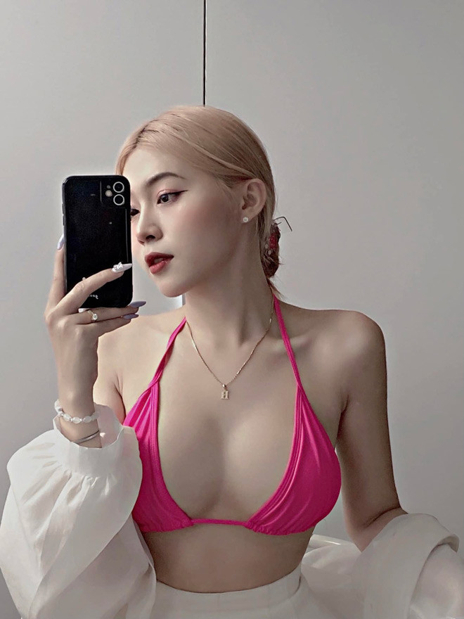 “Cũng có tổn thương, cũng có buồn bã nhưng mình chưa bao giờ gục ngã bởi mấy lời soi mói, miệt thị ấy. Mình may mắn là hiểu rất rõ về bản thân, chưa từng cho rằng sự khác biệt với bạn bè đồng lứa là một căn bệnh. Mình biết, chỉ là bản thân chưa được sống đúng với giới tính thật mà thôi”, Khánh An chia sẻ.