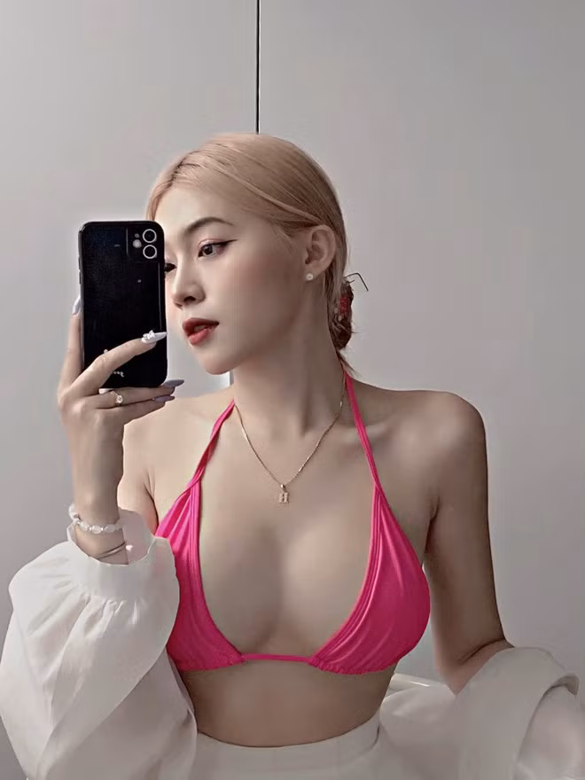 “Cũng có tổn thương, cũng có buồn bã nhưng mình chưa bao giờ gục ngã bởi mấy lời soi mói, miệt thị ấy. Mình may mắn là hiểu rất rõ về bản thân, chưa từng cho rằng sự khác biệt với bạn bè đồng lứa là một căn bệnh. Mình biết, chỉ là bản thân chưa được sống đúng với giới tính thật mà thôi”, Khánh An chia sẻ.