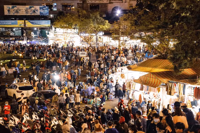 Mới đây, một bài đăng trên Facebook đã ghi lại cảnh tượng đông đúc tại khu vực trung tâm thành phố Đà Lạt (Lâm Đồng) trong những ngày đầu tiên ở năm mới 2021.