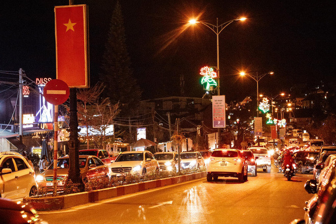 Được biết, người thực hiện những bức ảnh Đà Lạt đông đúc có tên Phạm Kim Nhân.