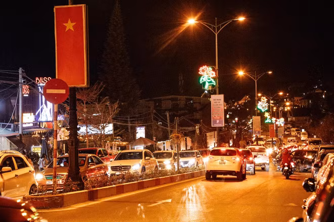 Được biết, người thực hiện những bức ảnh Đà Lạt đông đúc có tên Phạm Kim Nhân.