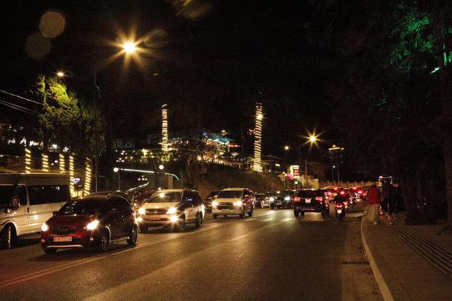 Anh chàng Phạm Kim Nhân cũng chia sẻ thêm rằng do dịp nghỉ lễ Tết dương rơi vào 2 ngày cuối tuần nên Đà Lạt lại càng đông hơn.